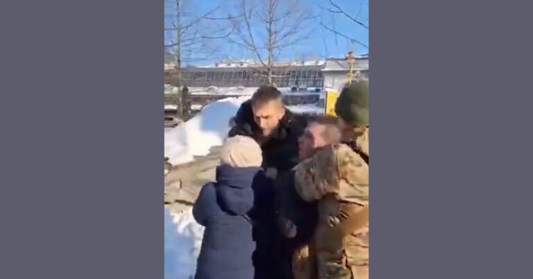 У Франківську перехожі допомогли діючому військовому втекти у СЗЧ (ВІДЕО)