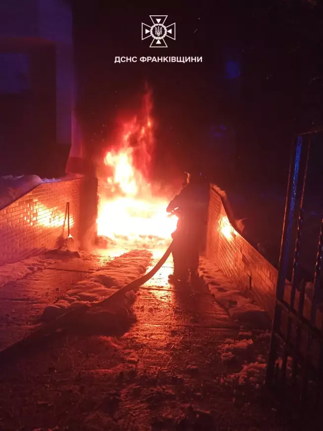У селі Угринів горів гараж у житловому будинку