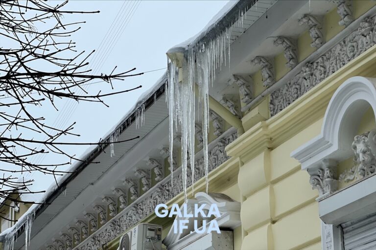 Франківців закликають доглядати за фасадами своїх будинків і очищати їх від снігу й бурульок