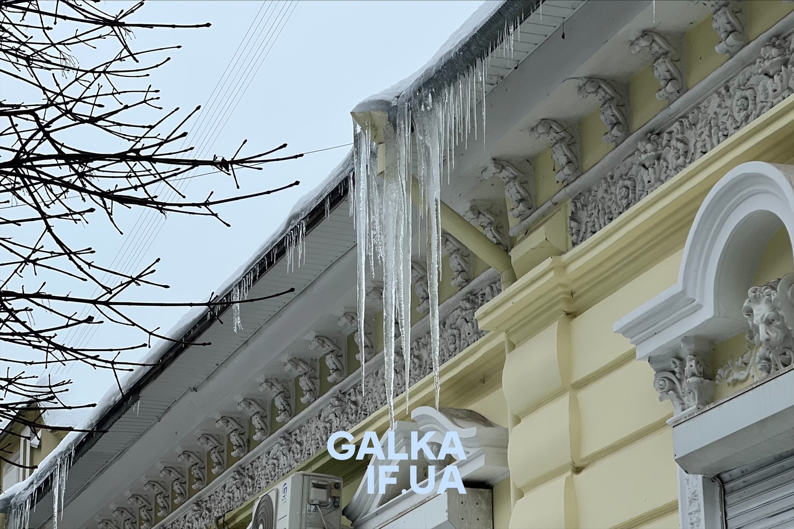 Франківців закликають доглядати за фасадами своїх будинків і очищати їх від снігу й бурульок