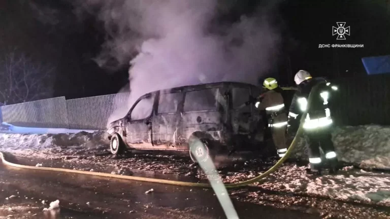На Калущині загорівся легковий автомобіль, є постраждалий