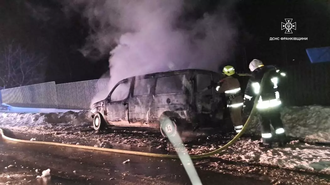 На Калущині загорівся легковий автомобіль, є постраждалий