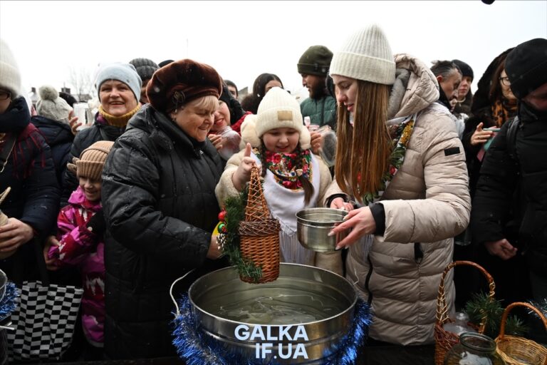 Біля франківської Ратуші духовенство трьох конфесій разом освятило воду (ФОТОРЕПОРТАЖ)