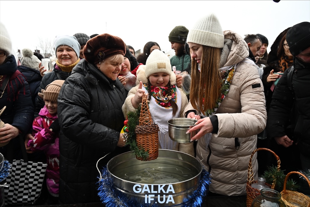 Біля франківської Ратуші духовенство трьох конфесій разом освятило воду (ФОТОРЕПОРТАЖ)