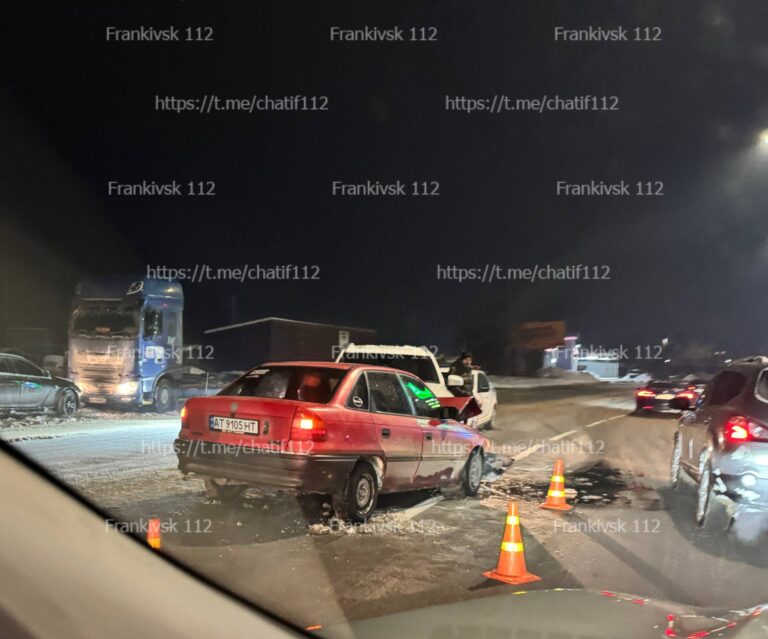 На Надрічній “лоб у лоб” зіткнулися Volvo та Opel (ФОТО)