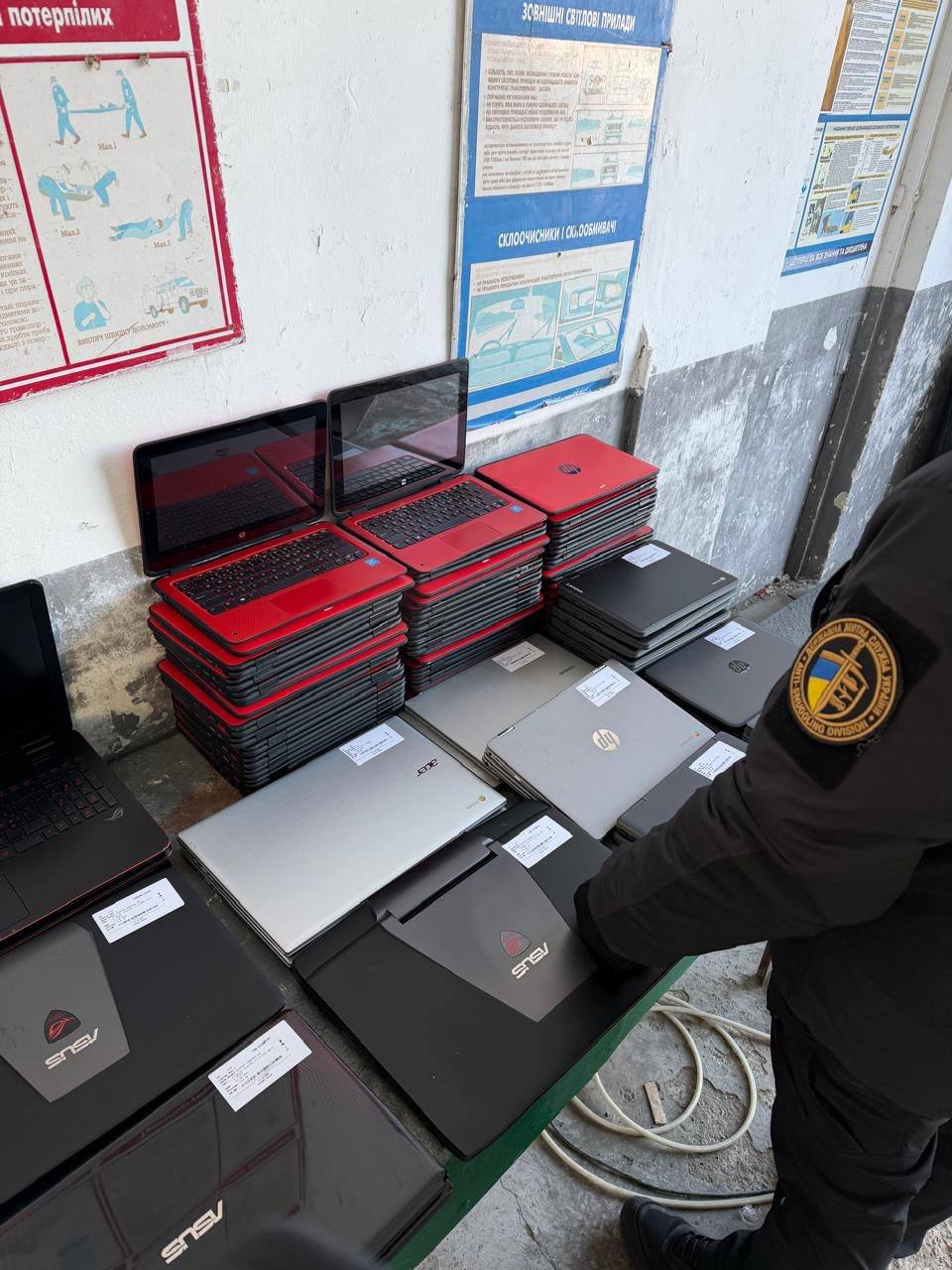 На кордоні з Польщею прикарпатець намагався ввезти в Україну 81 ноутбук