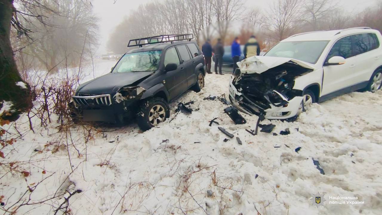 На Прикарпатті Volkswagen під час обгону зіткнувся з Toyota: автівки у кюветі (ФОТО)