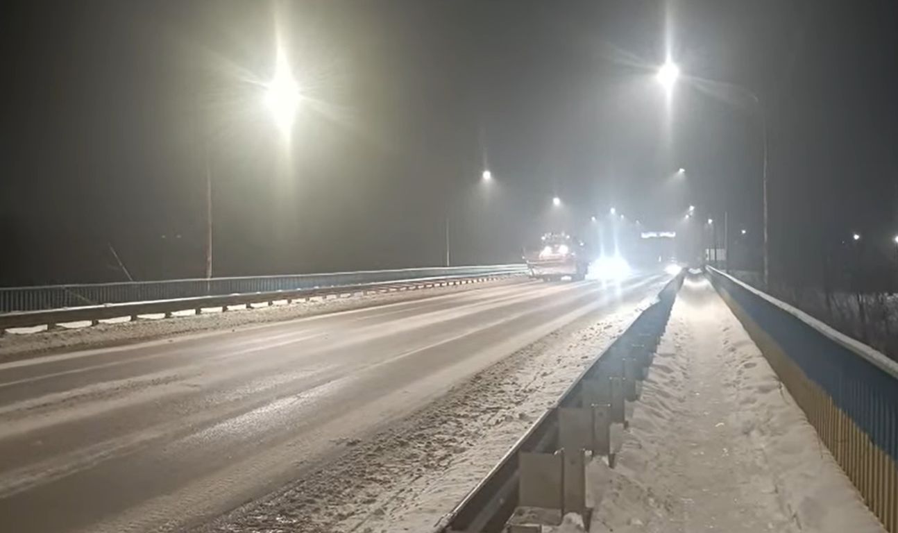 На Прикарпатті забезпечено проїзд дорогами державного значення попри ожеледицю (ВІДЕО)