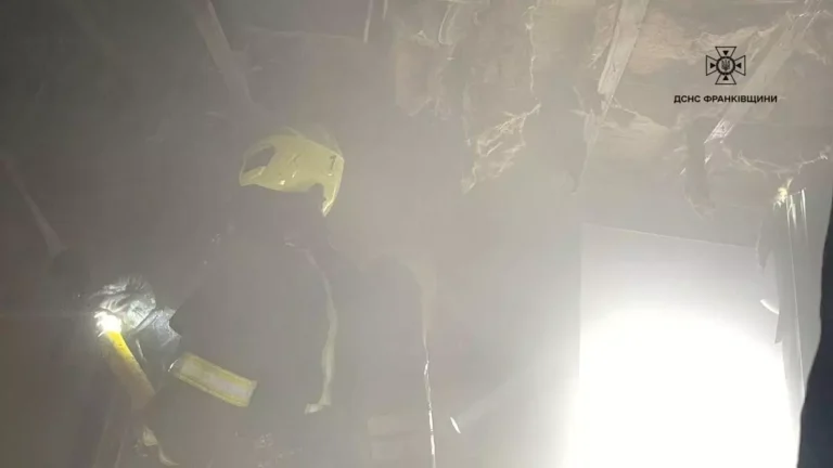 У Франківську сталася пожежа на третьому поверсі будівлі (ФОТОФАКТ)