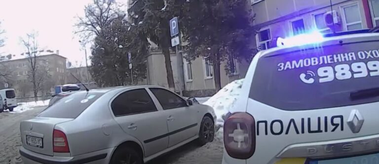 Не штраф, а допомога: у Франківську поліціянти охорони супроводили авто з дитиною до лікарні