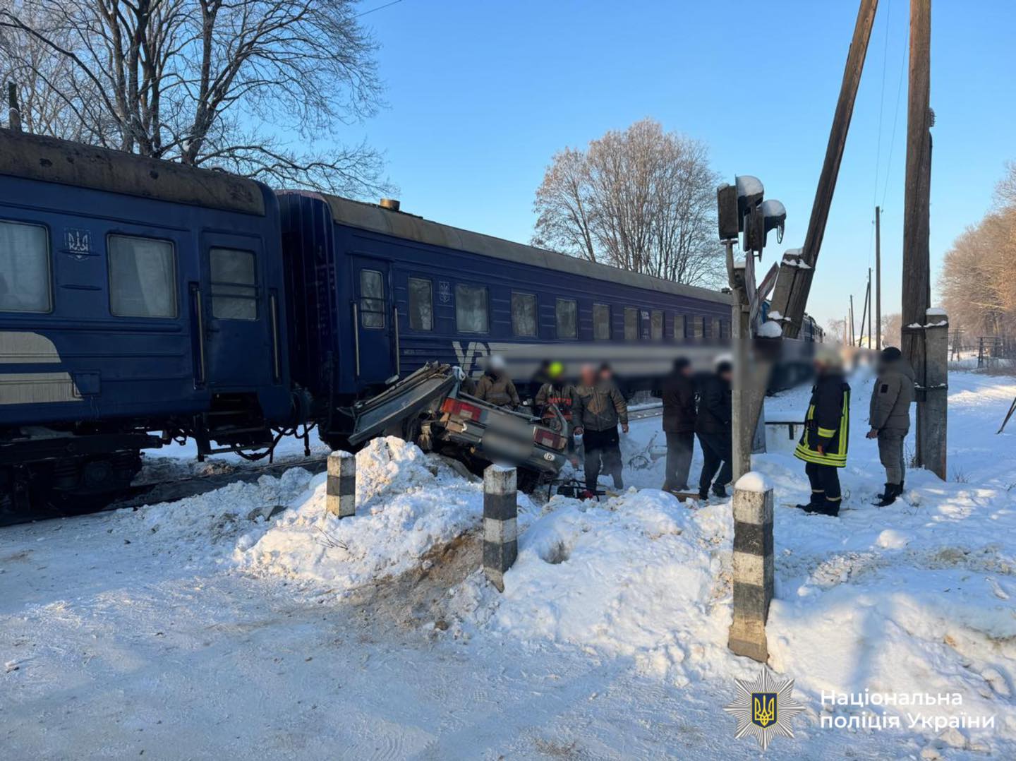 На Франківщині автівка врізалась в поїзд: є троє постраждалих (ФОТО, ВІДЕО)