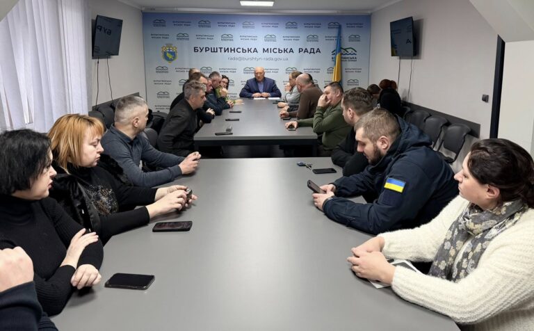 Пункти незламності, котельні й укриття: у Бурштині немає тепла, гарячої і холодної води після російського обстрілу