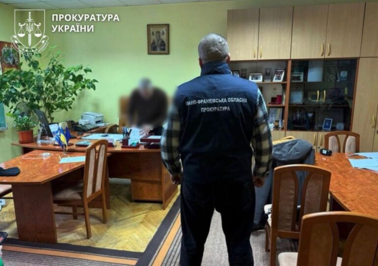 “Бронь” за 5 тисяч доларів: на Прикарпатті викрили посадовців ДСНС та залізниці, які продавали робочі місця для відстрочки (ФОТО)