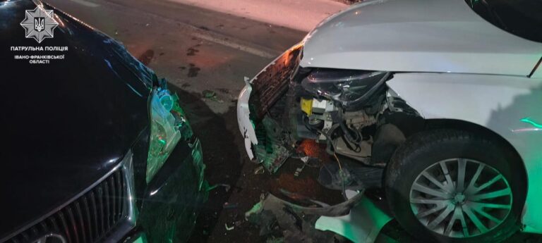 На Вовчинецькій пʼяний водій Lexus на зустрічній врізався у Peugeot — патрульні (ФОТО)
