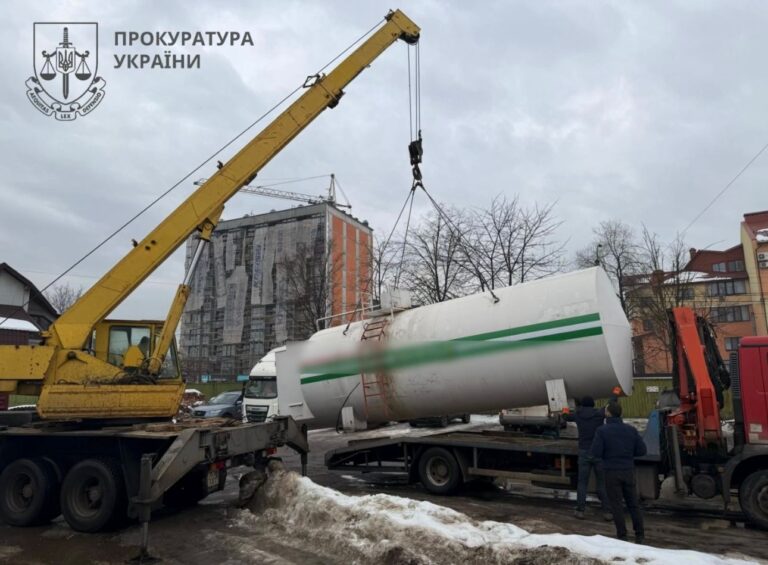 У Франківську ліквідували “тіньову” АЗС і вилучили понад 250 000 грн готівки (ФОТО, ВІДЕО)