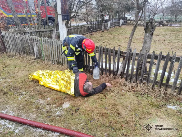 На Калущині на пожежі врятували чоловіка (ФОТО)
