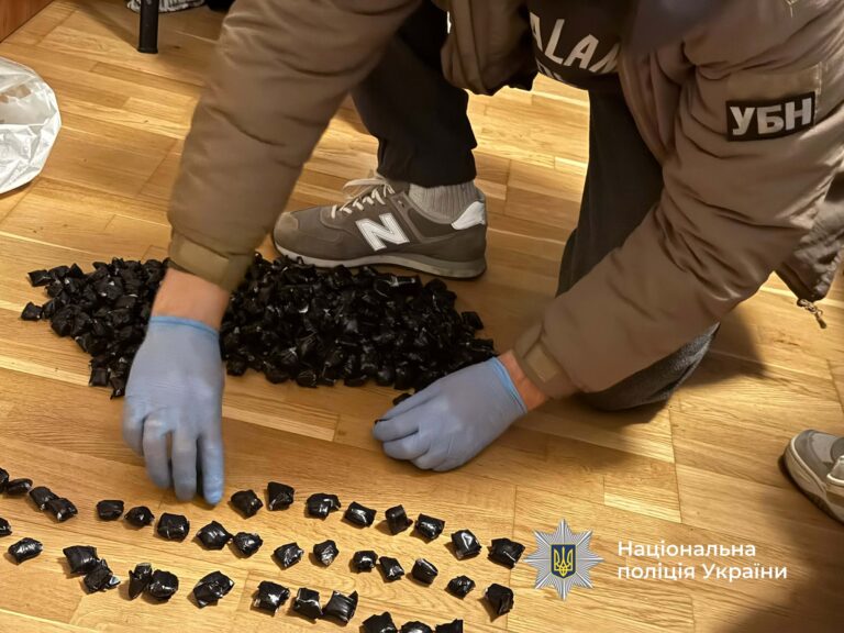 Майже 2,5 мільйона гривень на “чорному” ринку: у Франківську затримали трьох збувачів психотропів і канабісу (ФОТО)