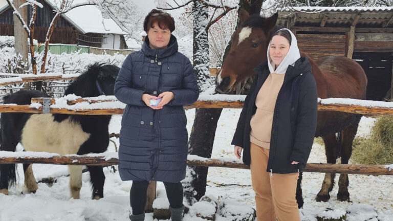 Родина з Запоріжжя евакуювалася на Прикарпаття разом із 19 собаками, двома кіньми та двома котами