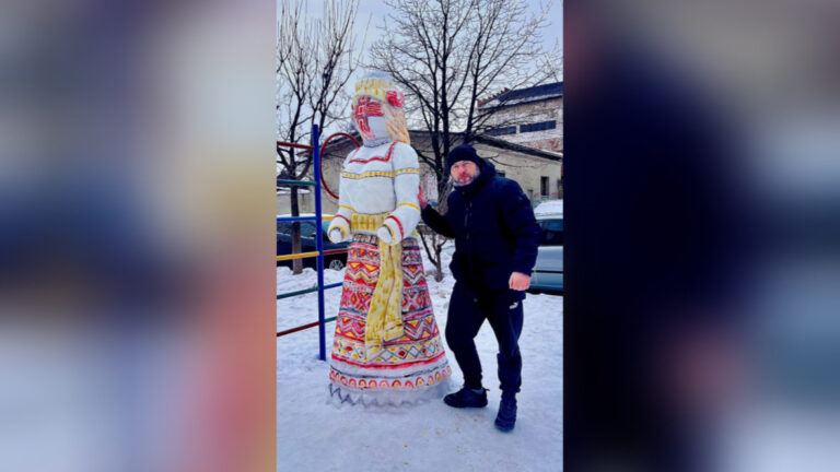 У Франківському дворі зʼявилася майже триметрова снігова фігура (ФОТО)