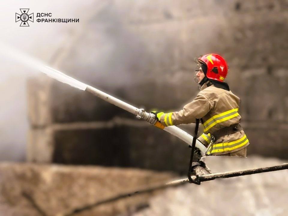 50 рятувальників та 10 одиниць техніки: на Прикарпатті ліквідували пожежу після обстрілу рф (ФОТО)