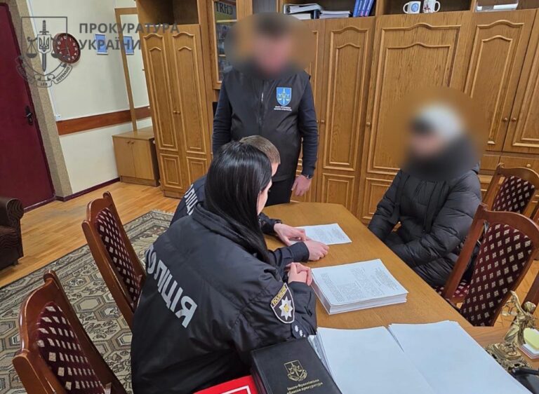 Екскаватори з “націнкою”: на Франківщині посадовицю підозрюють у зловживаннях на чверть мільйона