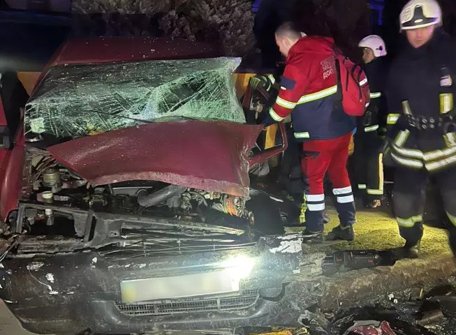 Нічна автотроща на Набережній: з машин деблокували двох людей (ФОТО)