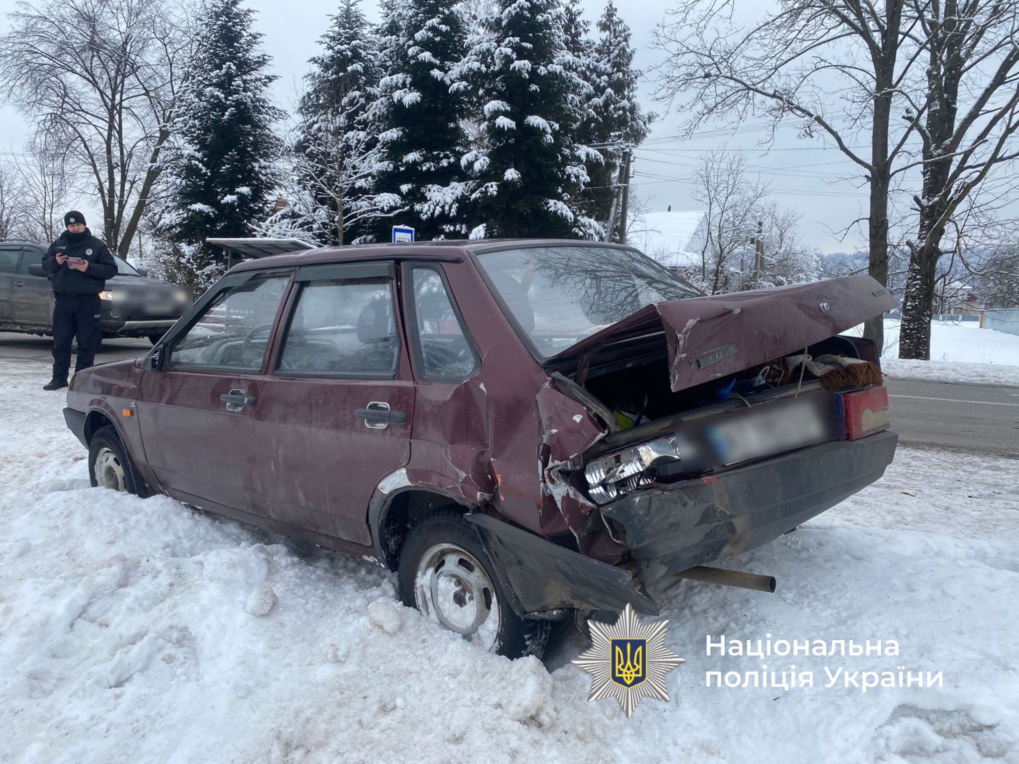 На Коломийщині пʼяний водій врізався в автівку, яку відкинуло на пішоходів (ФОТО)