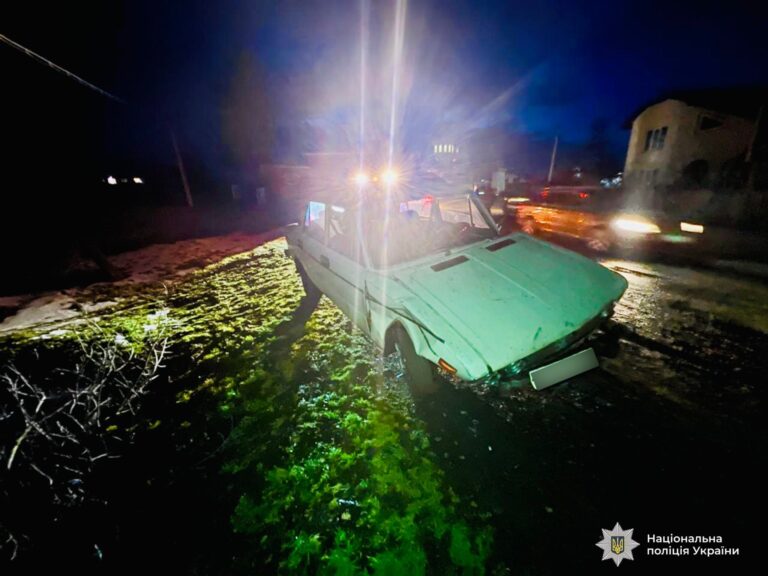 На Косівщині п’яний водій в’їхав у бетонну конструкцію: травмована пасажирка (ФОТО)