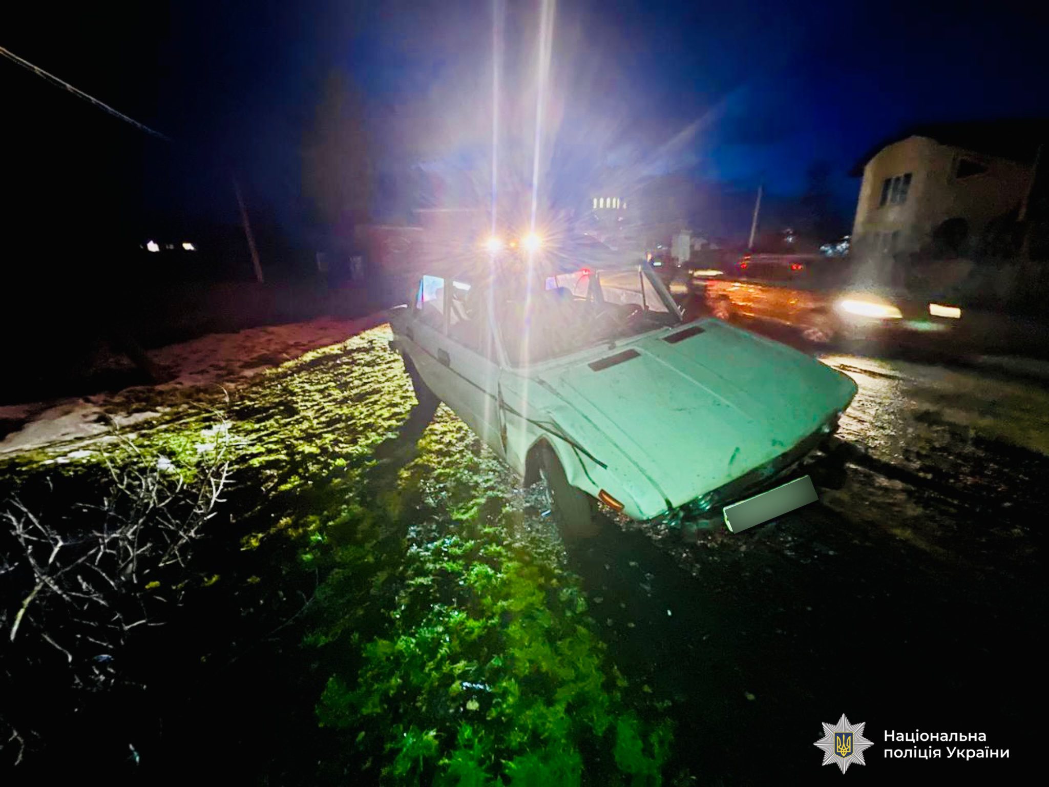 На Косівщині п’яний водій в’їхав у бетонну конструкцію: травмована пасажирка (ФОТО)