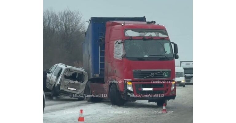Автівка на відбійнику: на Калущині фура затиснула Peugeot (ВІДЕО)