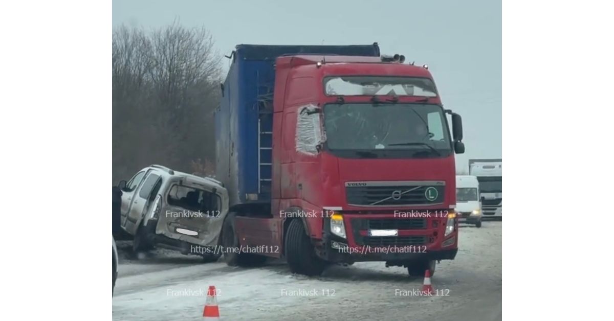 Автівка на відбійнику: на Калущині фура затиснула Peugeot (ВІДЕО)