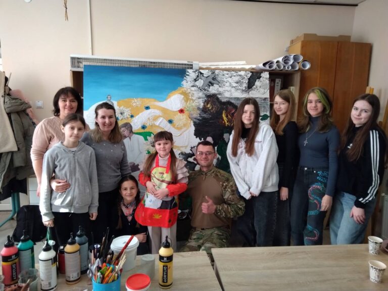 У Рогатині до Дня єднання діти та ветеран створили панно