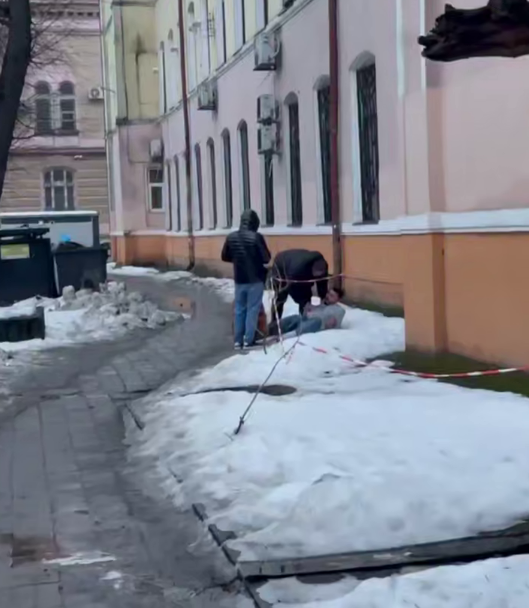 Друзі не били, а хотіли провести додому: патрульні показали відео з інциденту на Грушевського