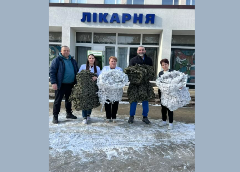 Снятинська лікарня передала маскувальні сітки для бригади колеги