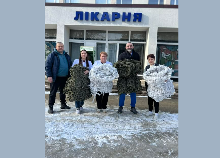 Снятинська лікарня передала маскувальні сітки для бригади колеги
