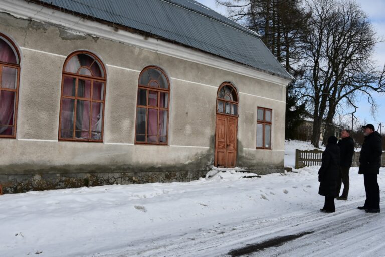 Вікна вибиті, дахи пошкоджені: як прикарпатське село відновлюється після обстрілу (ФОТО)
