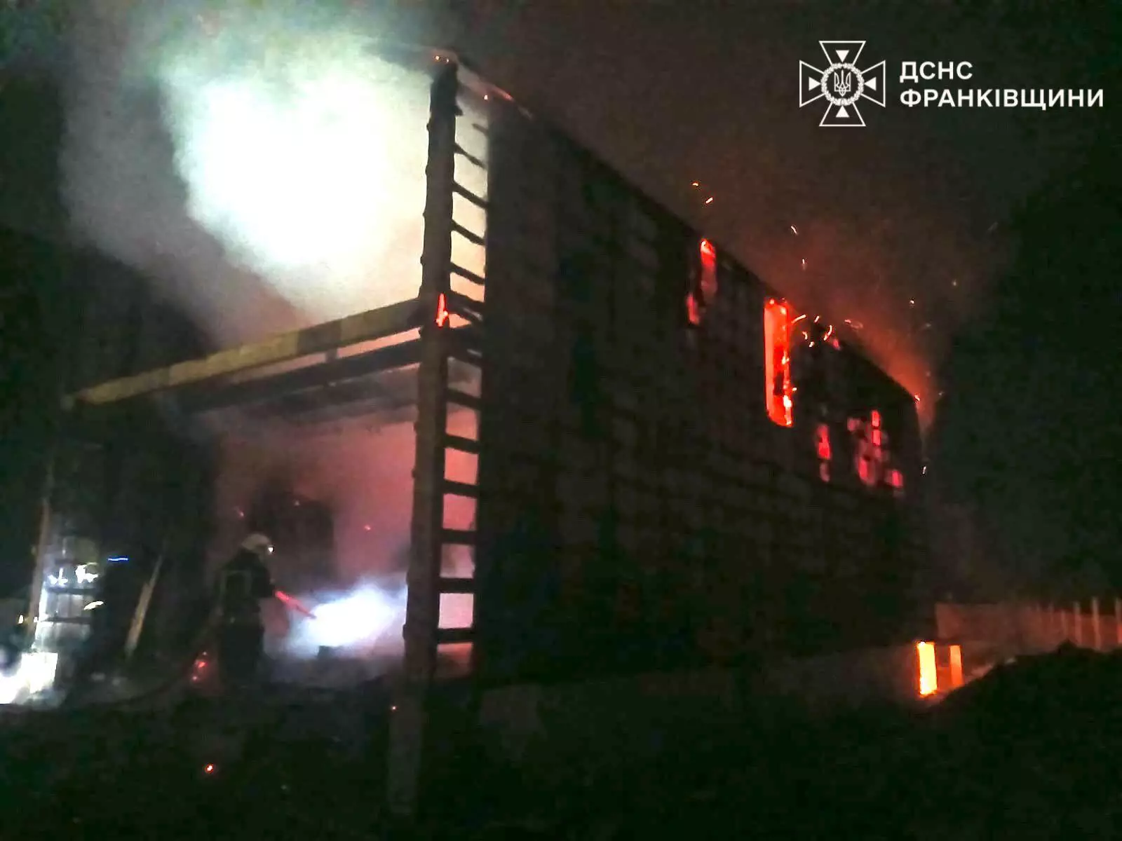 На Надвірнянщині під час пожежі рятувальники виявили тіло чоловіка