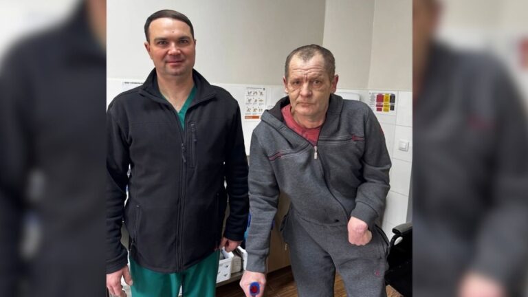 Відмовляли у декількох медичних закладах: у ЦМКЛ провели ендопротезування ветерану Любомиру Кавці