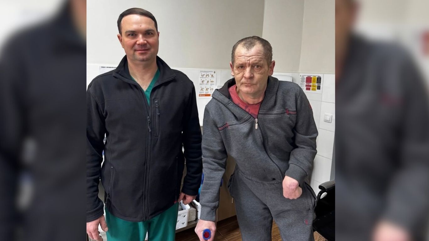 Відмовляли у декількох медичних закладах: у ЦМКЛ провели ендопротезування ветерану Любомиру Кавці
