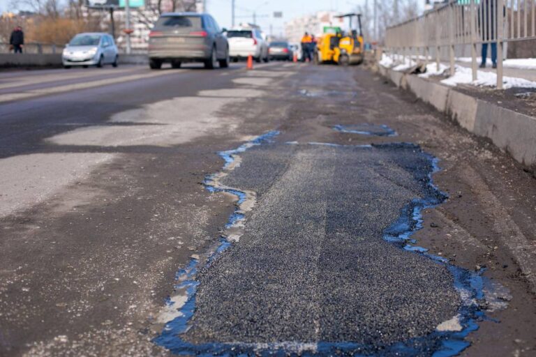 Ліквідовують найбільші ями: як тривають роботи на мості у Пасічну (ФОТО)