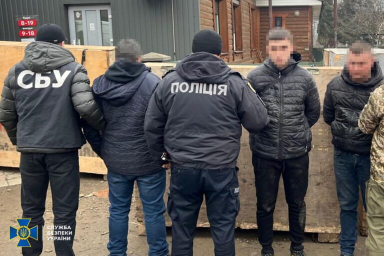 Екіпірування поштою і 3000$ за перехід: на Прикарпатті викрили схему переправлення чоловіків за кордон (ФОТО)