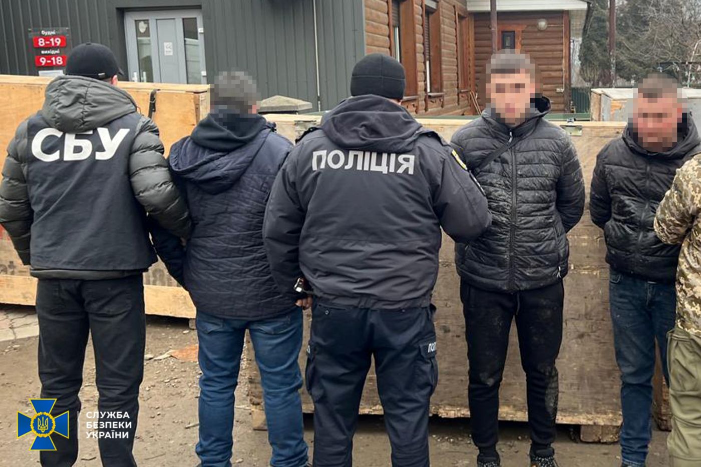 Екіпірування поштою і 3000$ за перехід: на Прикарпатті викрили схему переправлення чоловіків за кордон (ФОТО)