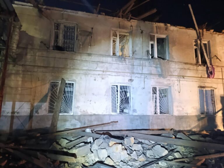 Внаслідок атаки рф на Одесу пошкоджені будинок, школа і дитсадок, двоє постраждалих