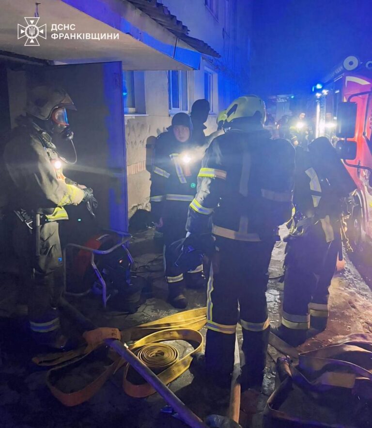 На Галицькій горіла пʼятиповерхівка: врятували сімох людей, виявили тіло чоловіка (ФОТО, ВІДЕО)