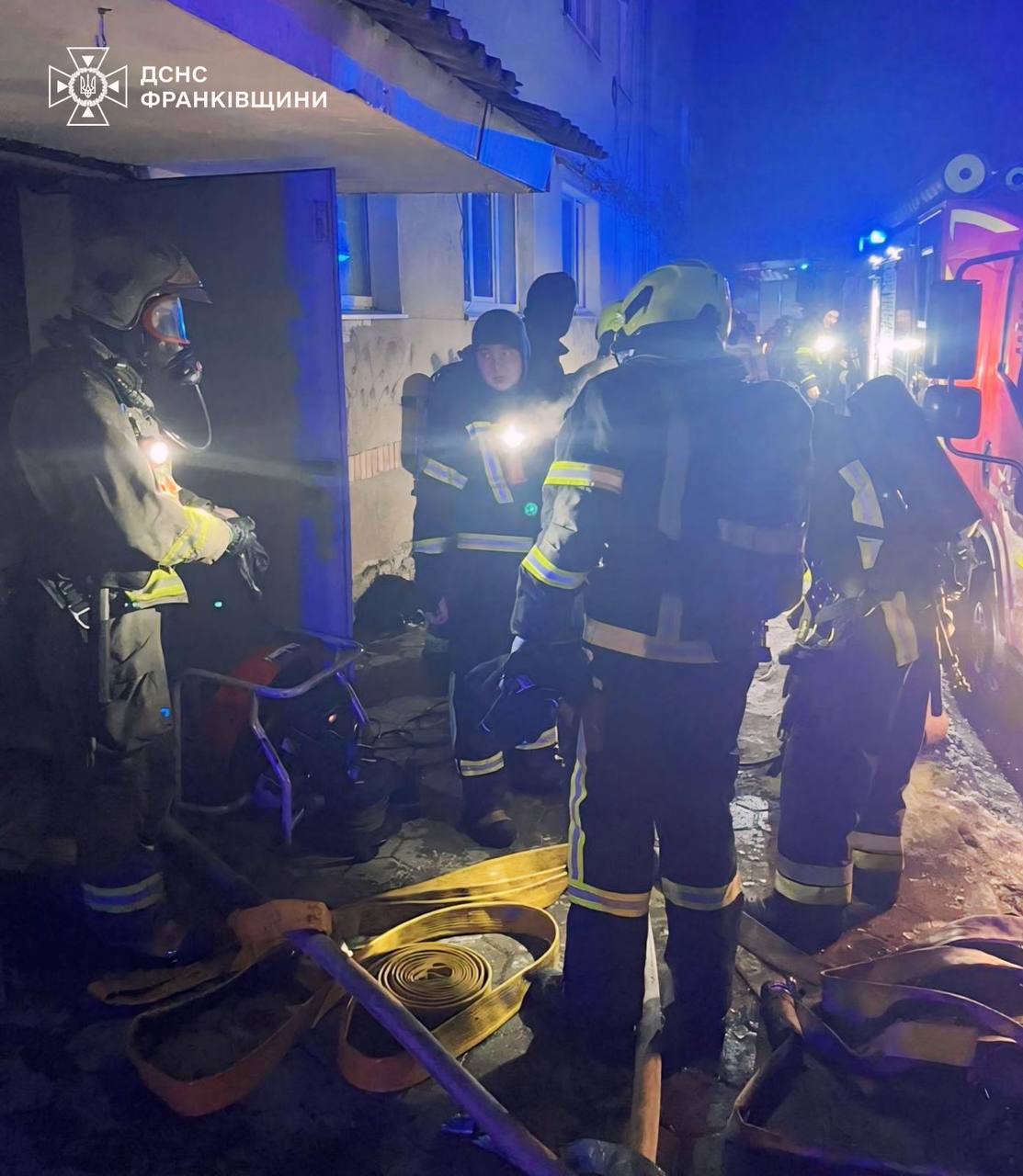 На Галицькій горіла пʼятиповерхівка: врятували сімох людей, виявили тіло чоловіка (ФОТО, ВІДЕО)