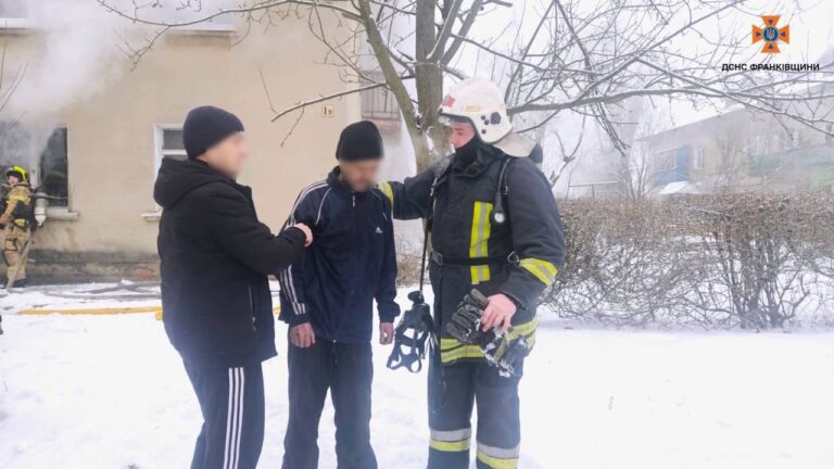 У Снятині під час пожежі в багатоповерхівці врятували чоловіка (ФОТО)