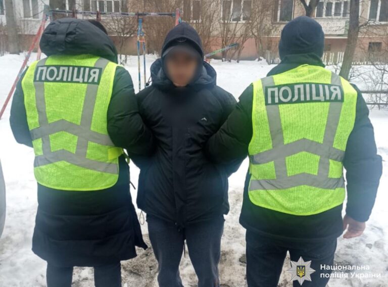 У Франківську чоловік біля дитсадків ховав “закладки” з психотропами (ФОТОФАКТ)