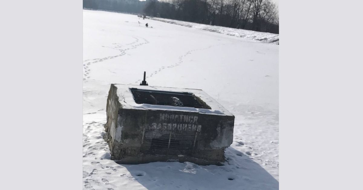 З міського озера через шлюз витікає вода: комунальники намагаються вирішити ситуацію (ФОТО, ВІДЕО)