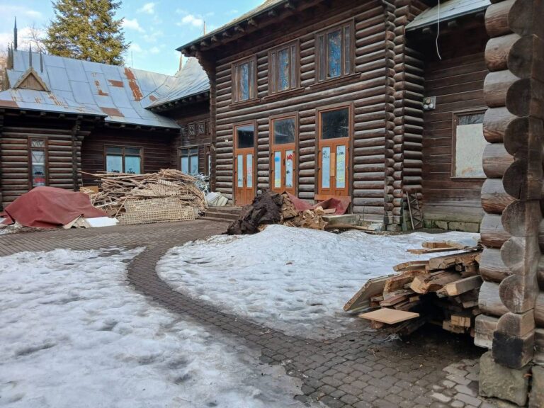 “Це суто косметичний ремонт”: власники пояснили, що відбувається з дерев’яною будівлею колишнього кінотеатру “Трембіта” (ФОТО)