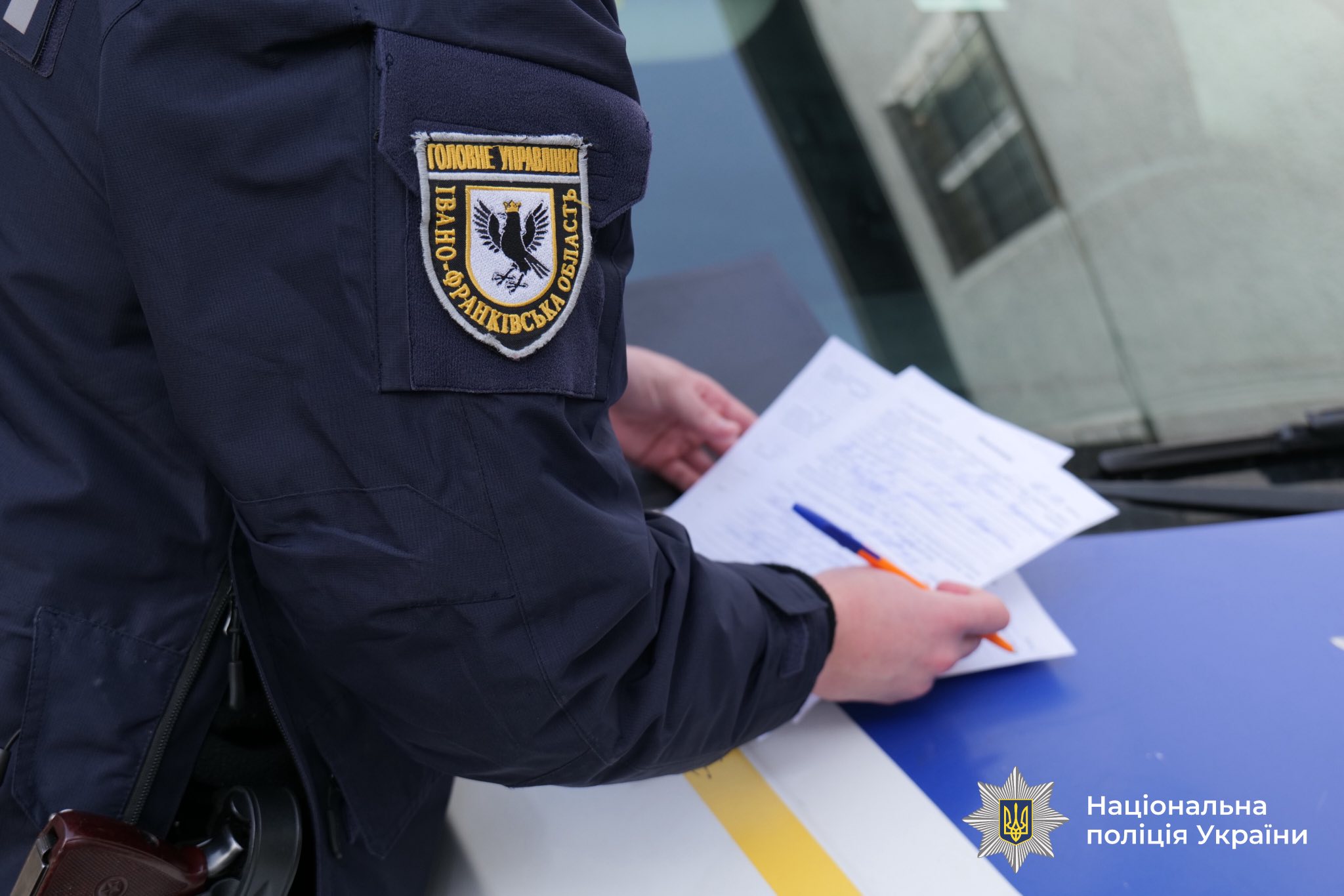 У Франківську оштрафували жінку, яка переходила дорогу у недозволеному місці (ВІДЕО)